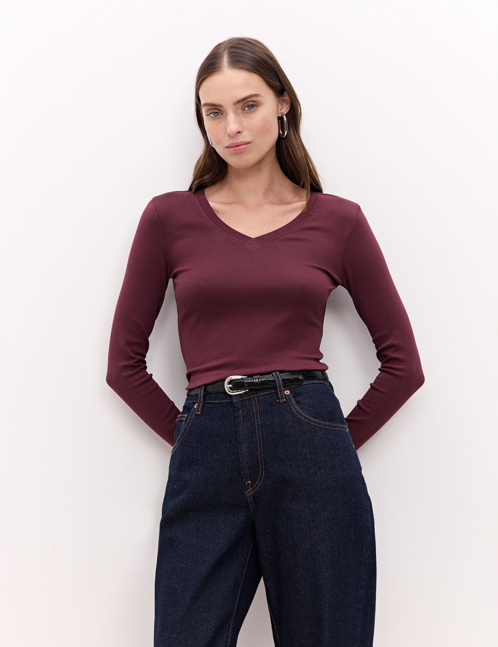 טי שרט עם שרוולים ארוכים וצווארון v