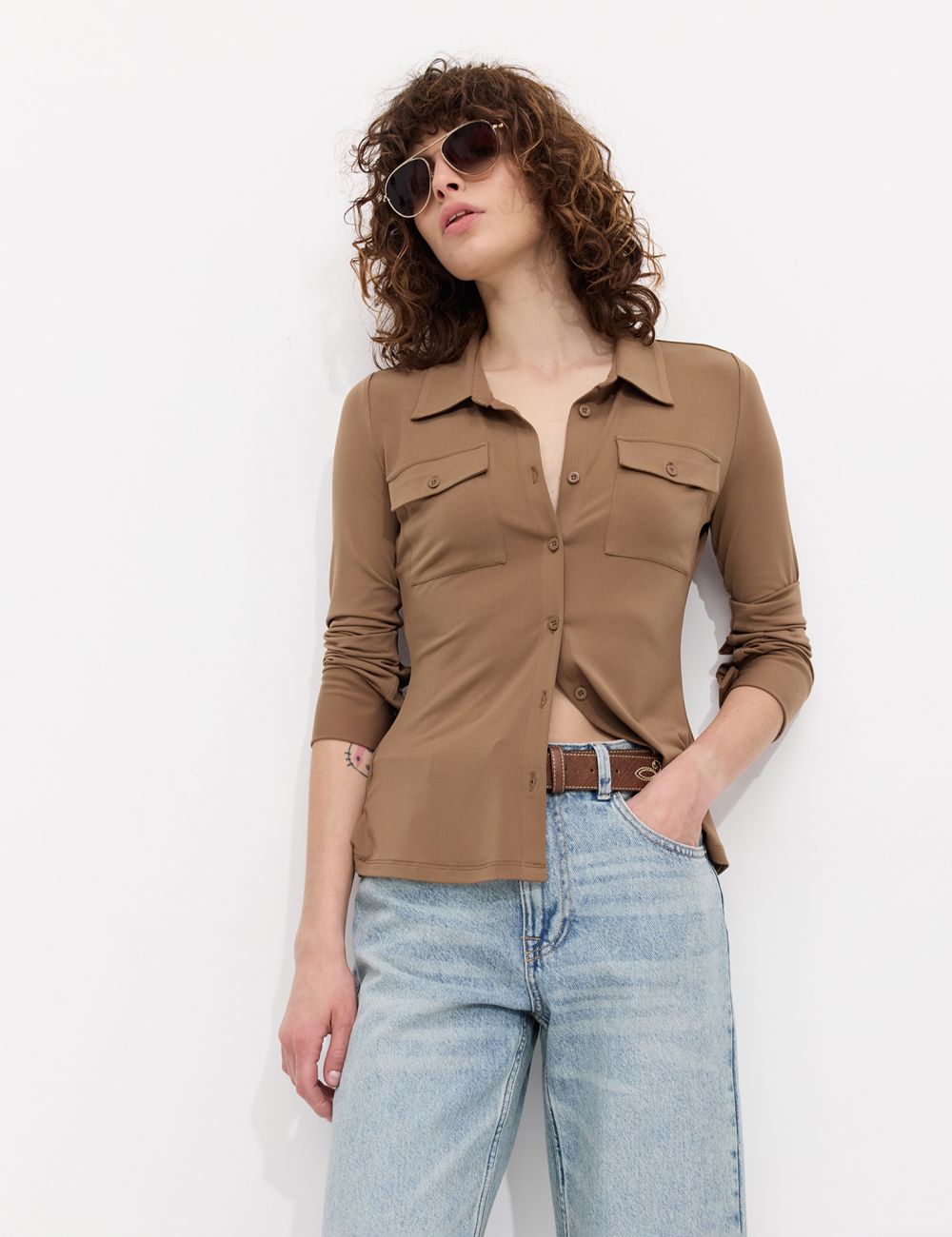 חולצה מכופתרת מבד ג׳רזי נשפך