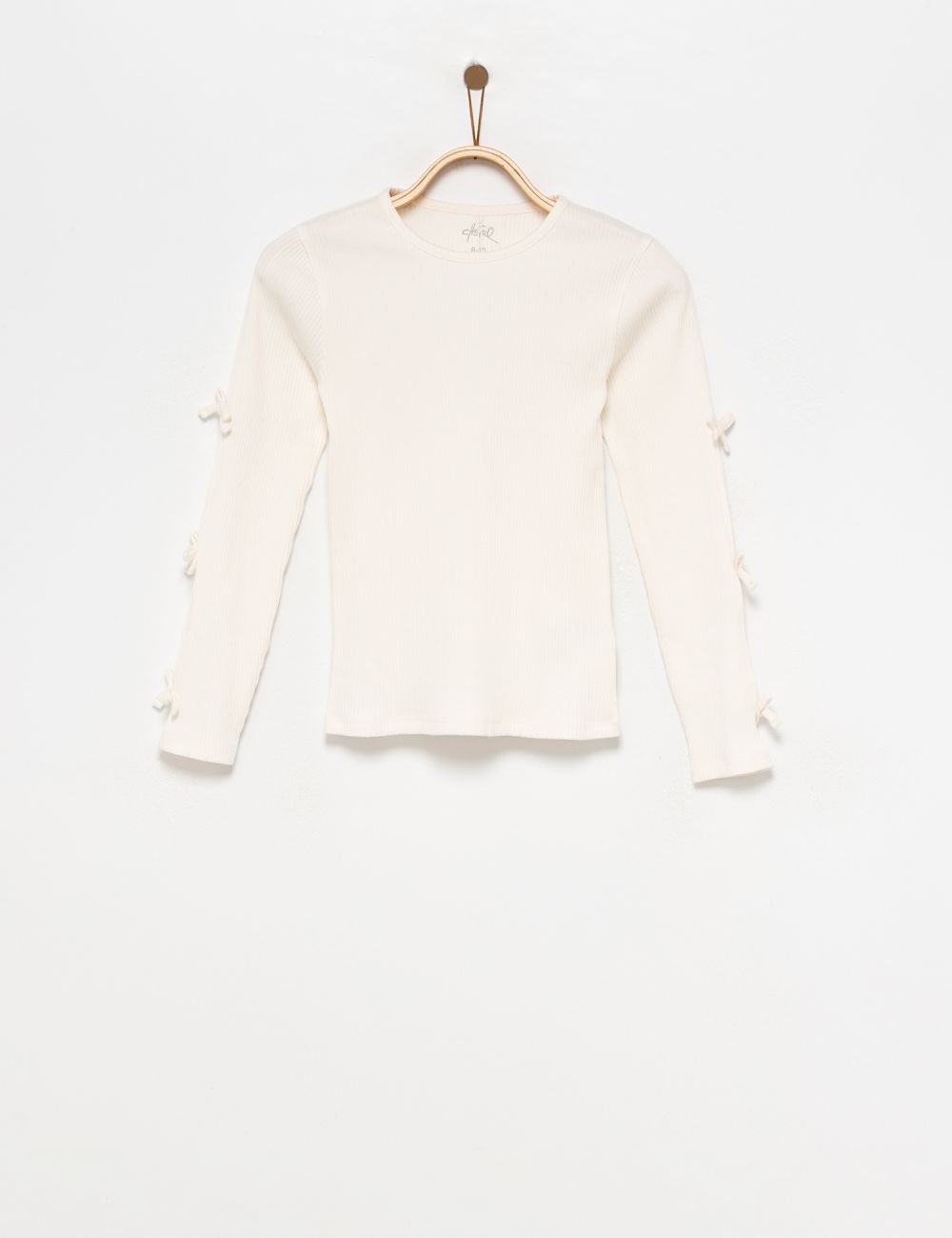 טי ריב עם פתחים בשרוול