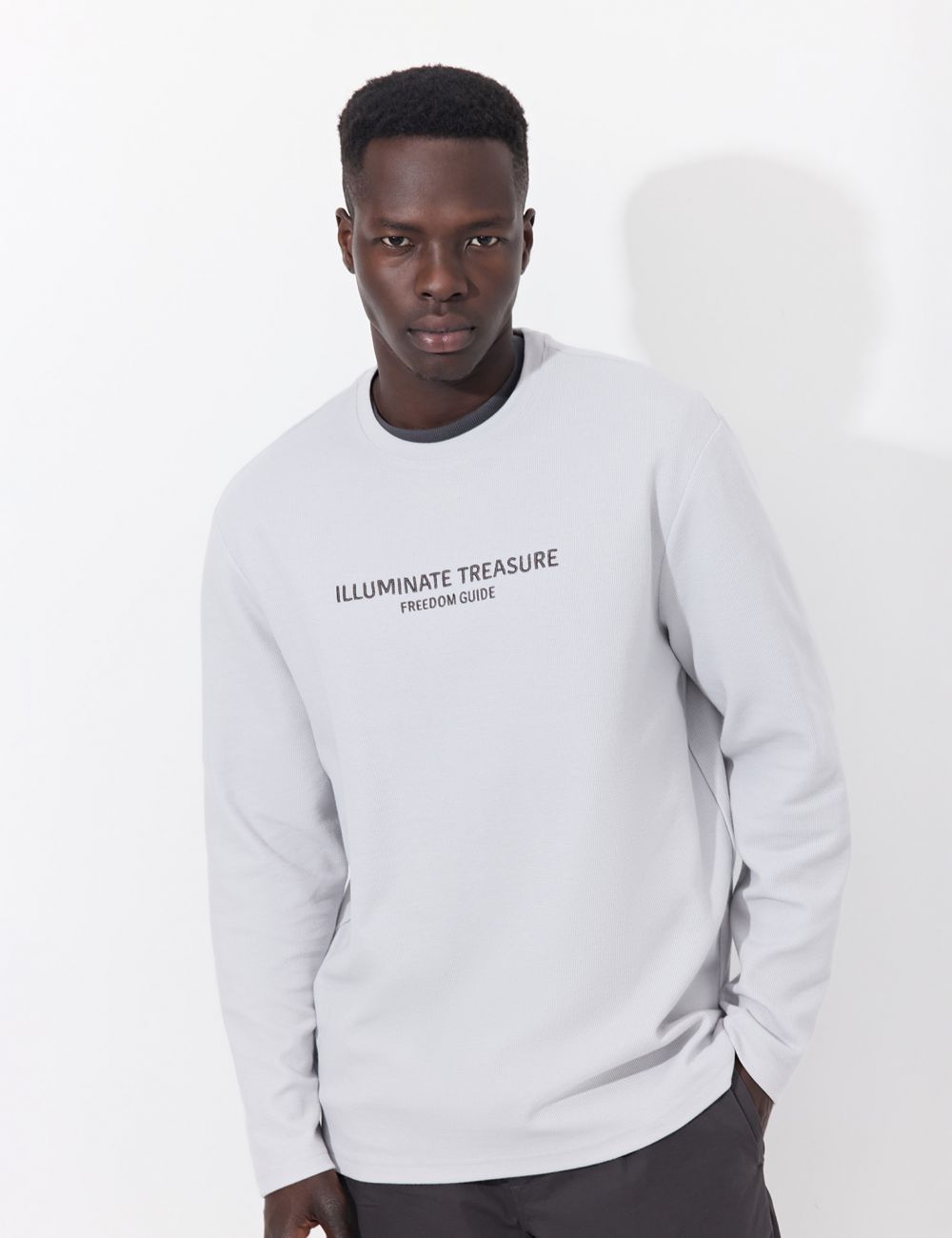 טי-שירט טקסטורה ארוכה עם כיתוב