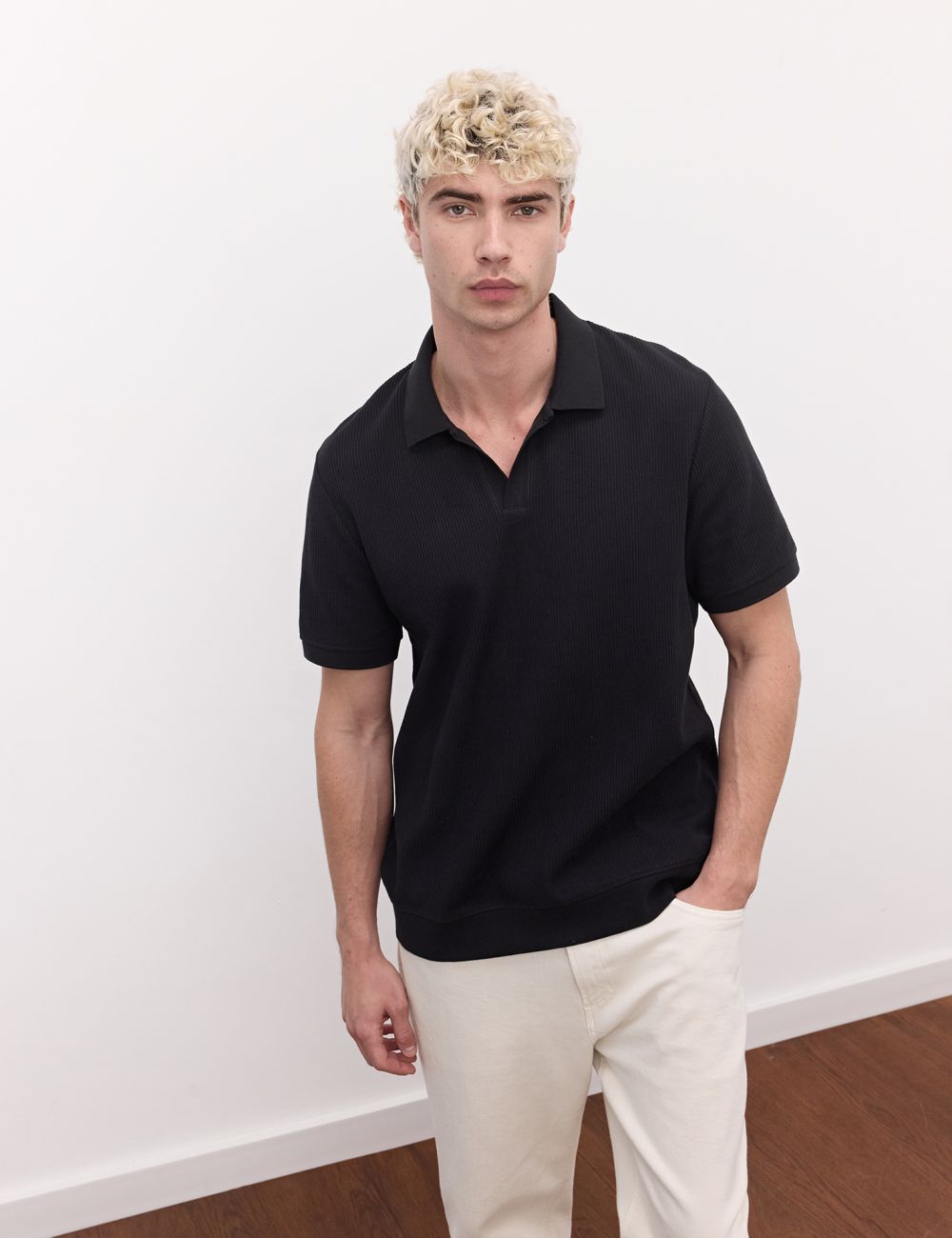 חולצת פולו עם טקסטורה של פסים