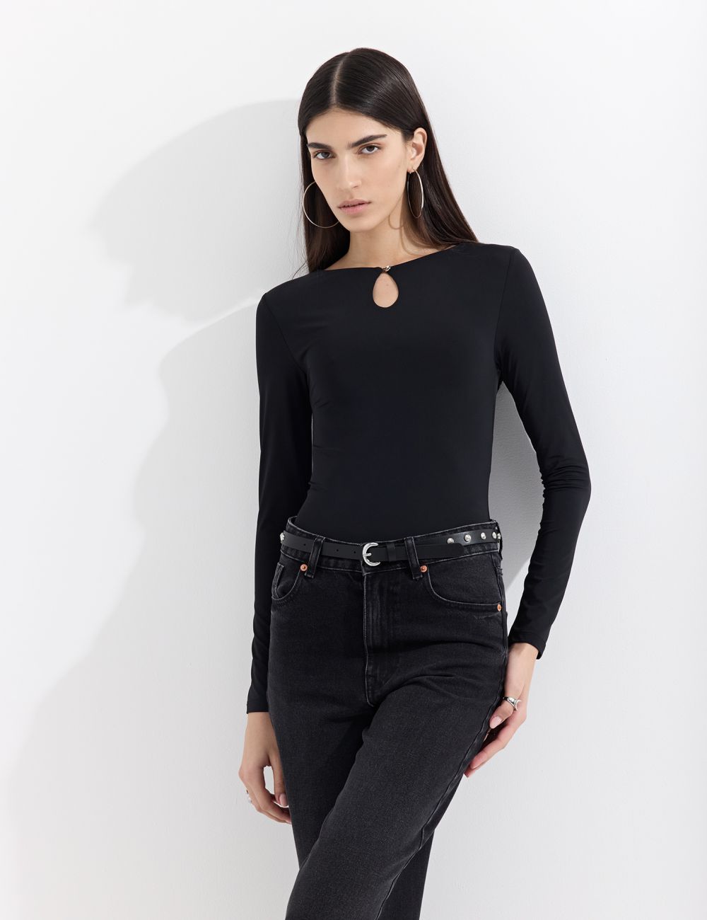 בגד גוף עם שרוולים ארוכים וקאט אאוט