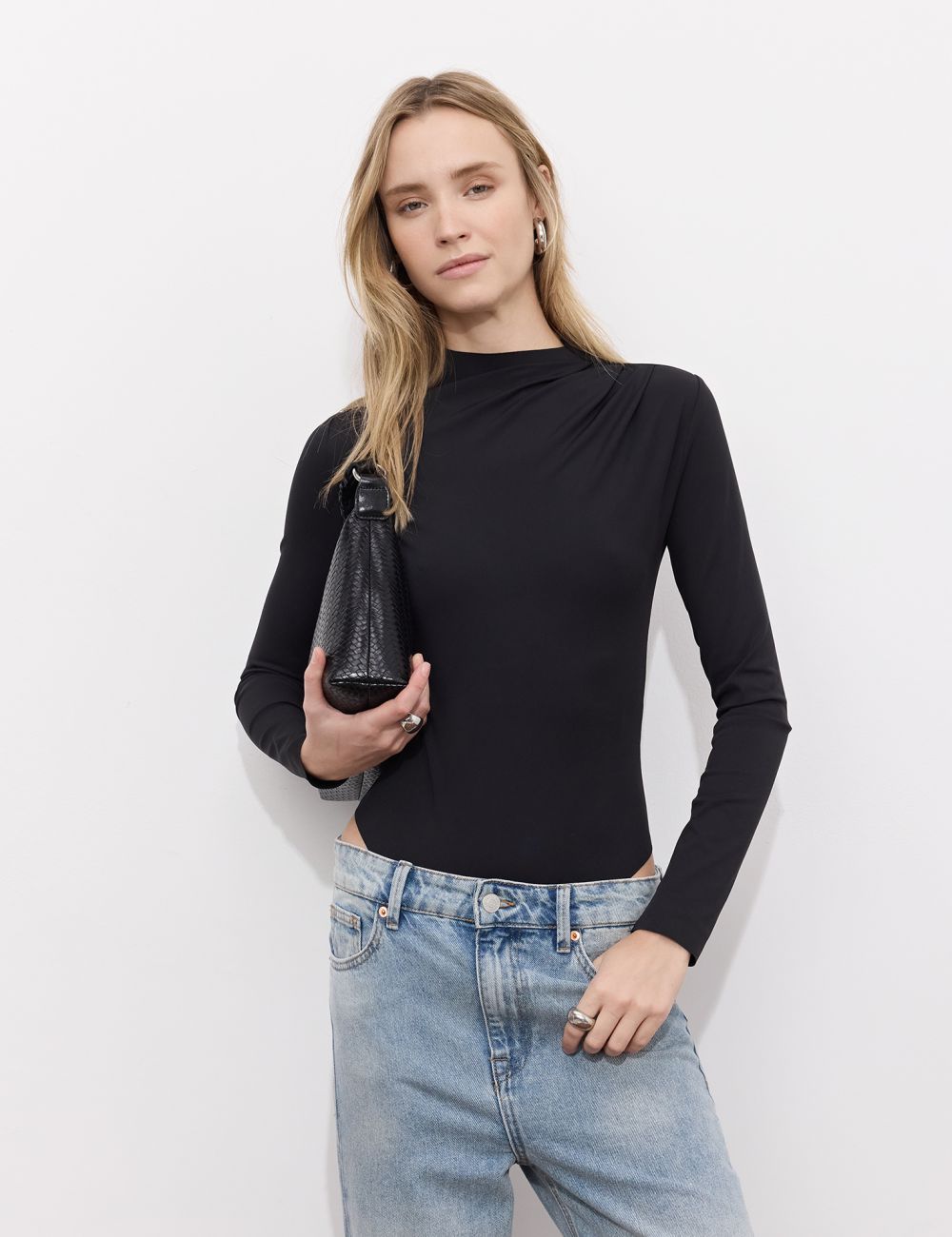 בגד גוף עם כפלים בכתף