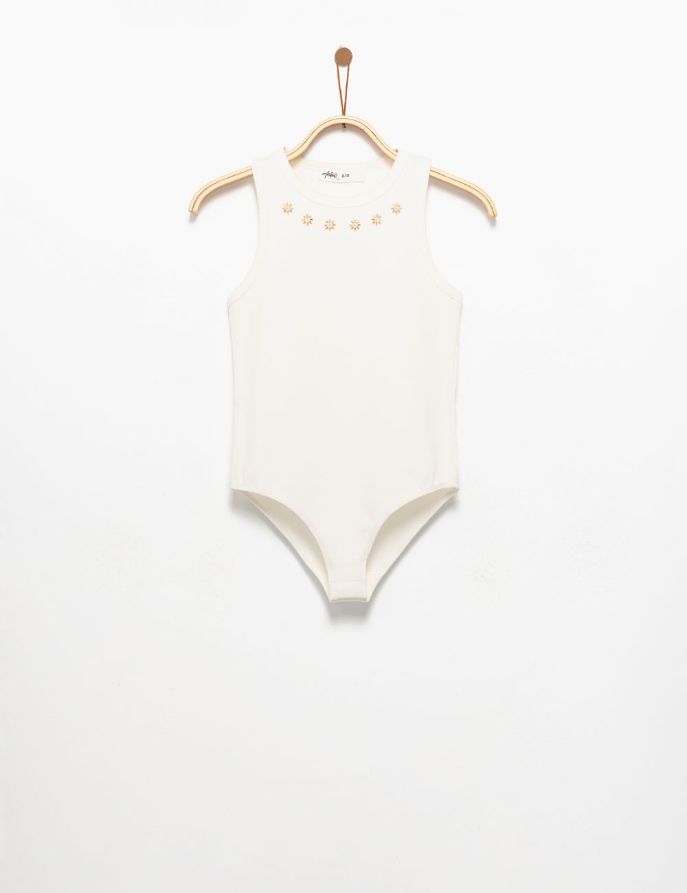 בגד גוף עם עיטור חרוזים