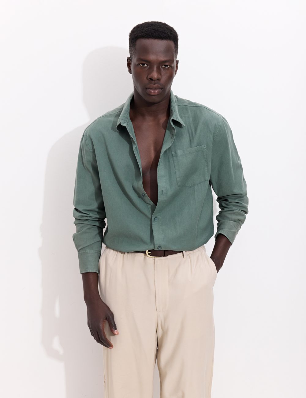 חולצה מכופתרת עם כיס מבד