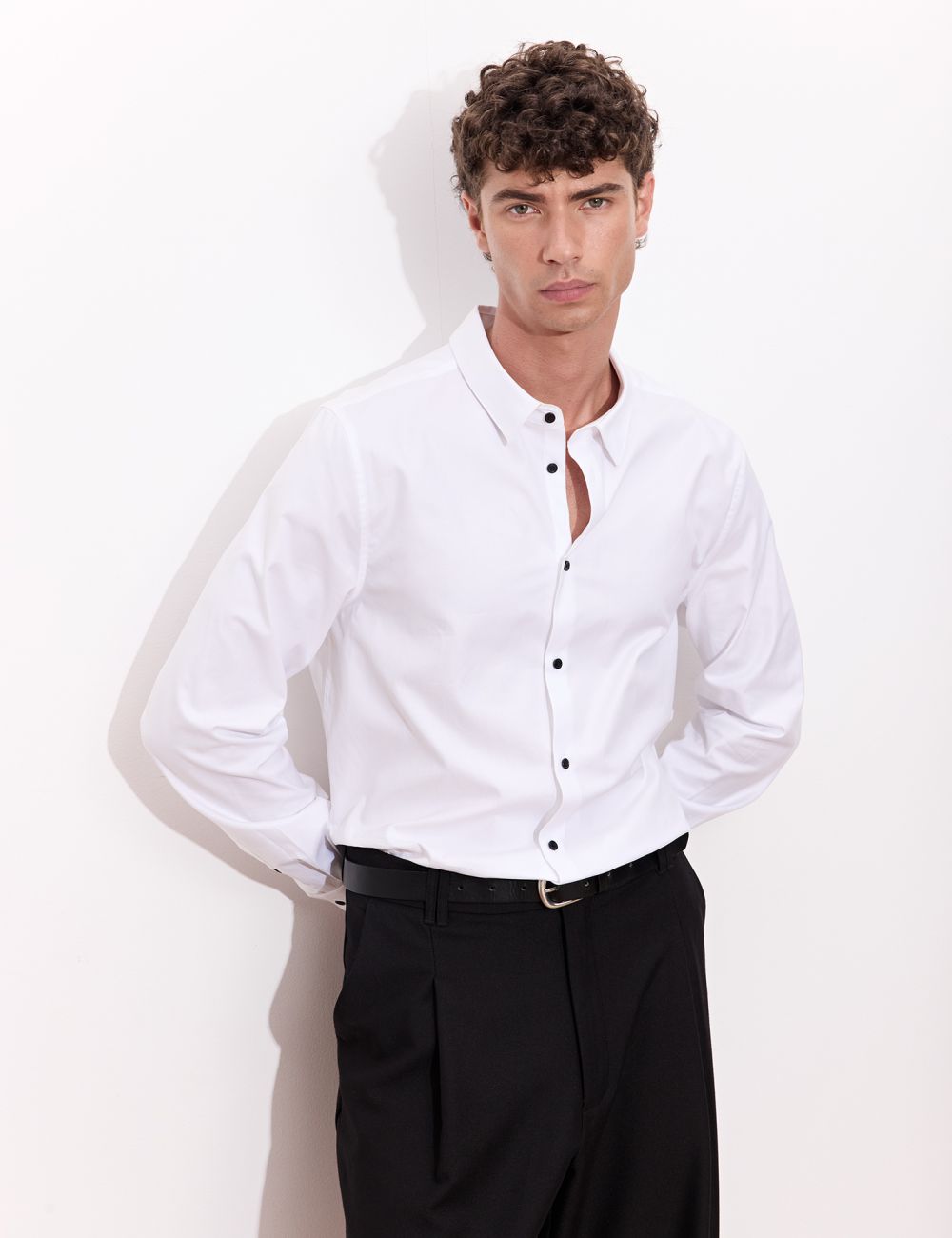 חולצה מכופתרת עם כפתורים שחורים