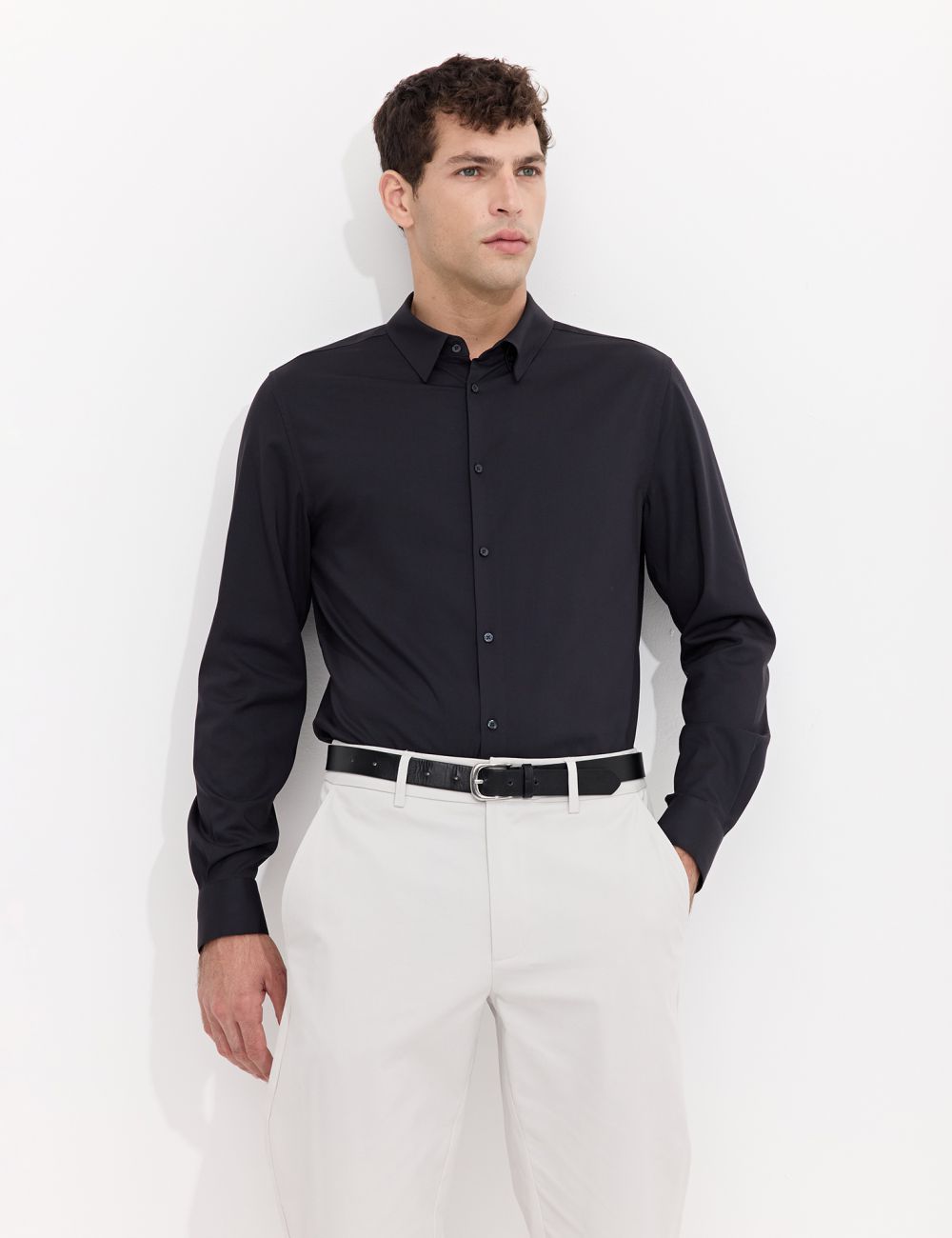 חולצה מכופתרת מחוייטת בגזרת SLIM