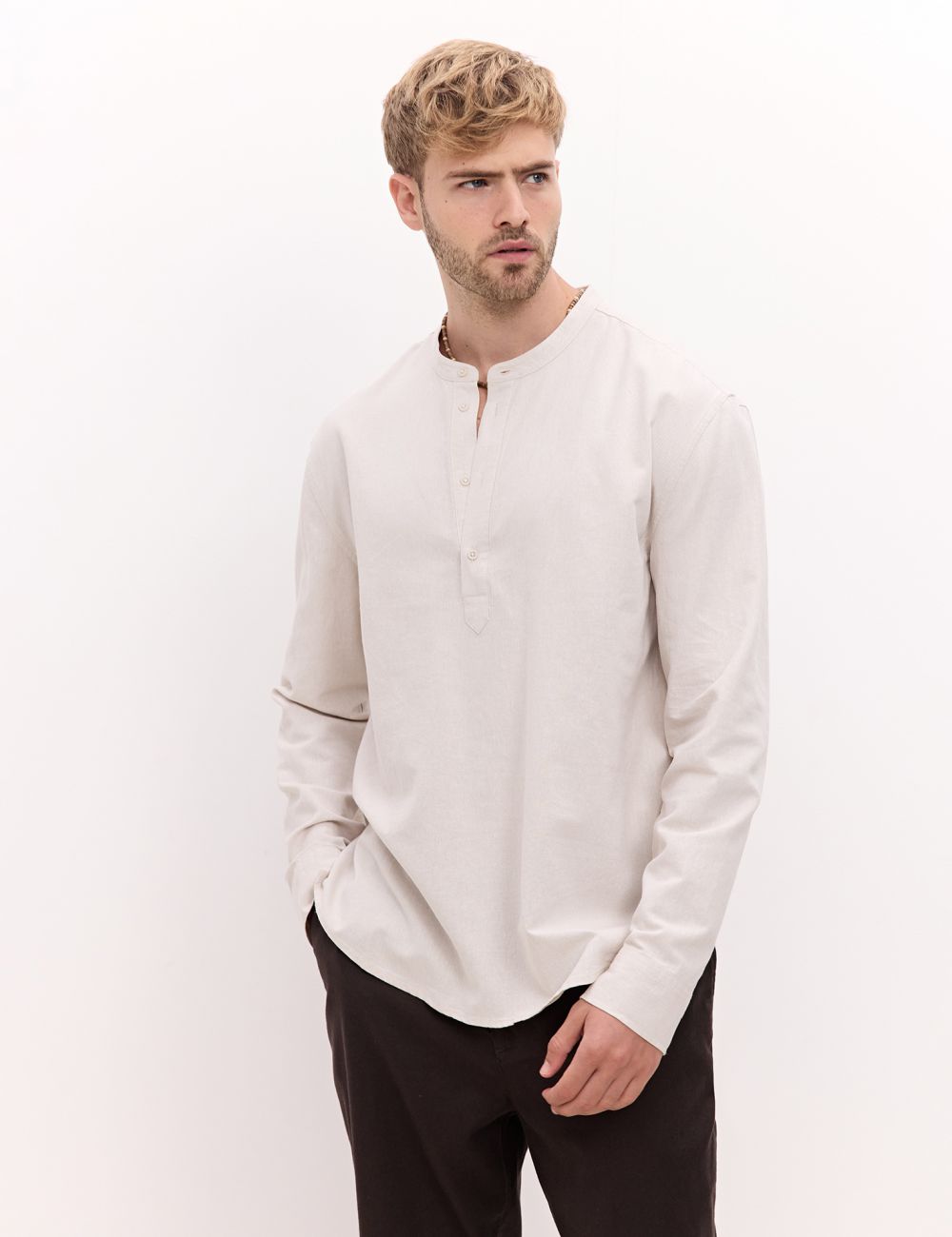 חולצה מכופתרת עם צווארון סיני