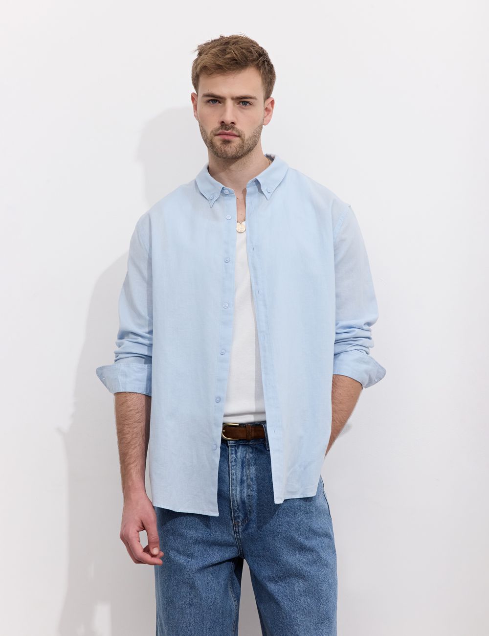 חולצה מכופתרת שטופה מתערובת פשתן