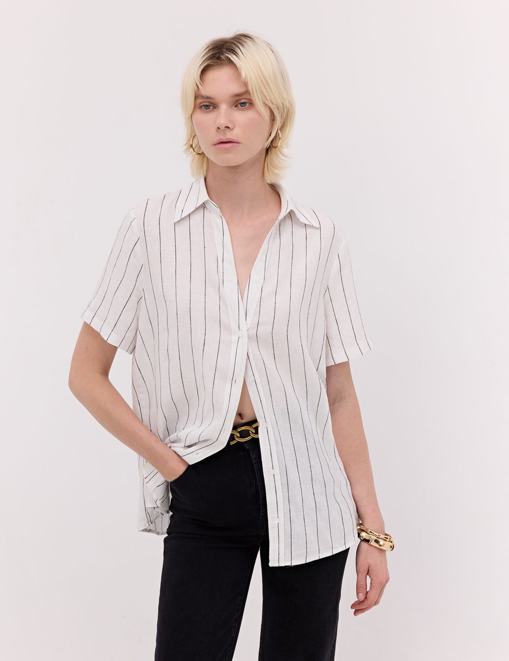 חולצה מכופתרת קצרה במראה פשתן