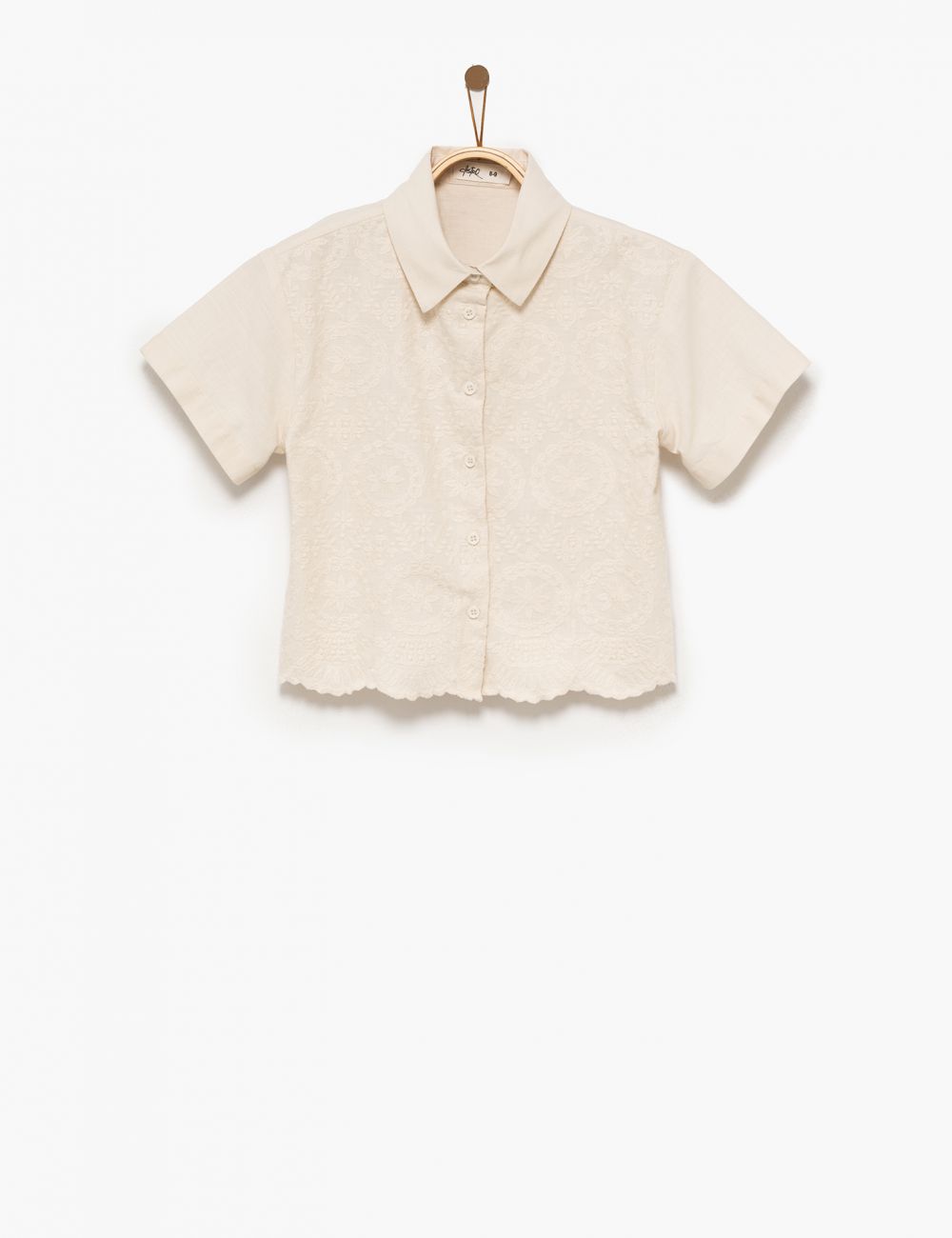 מכופתרת רקומה