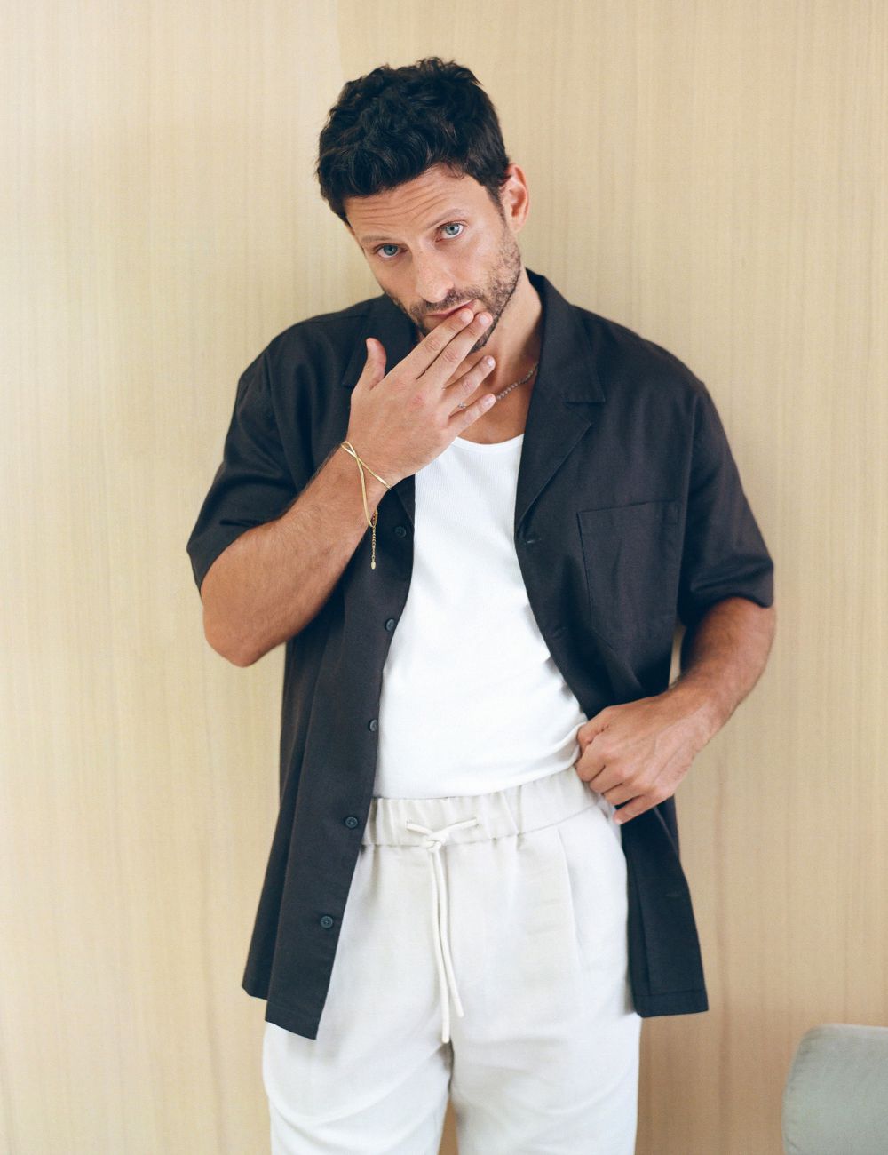 מכופתרת קצרה