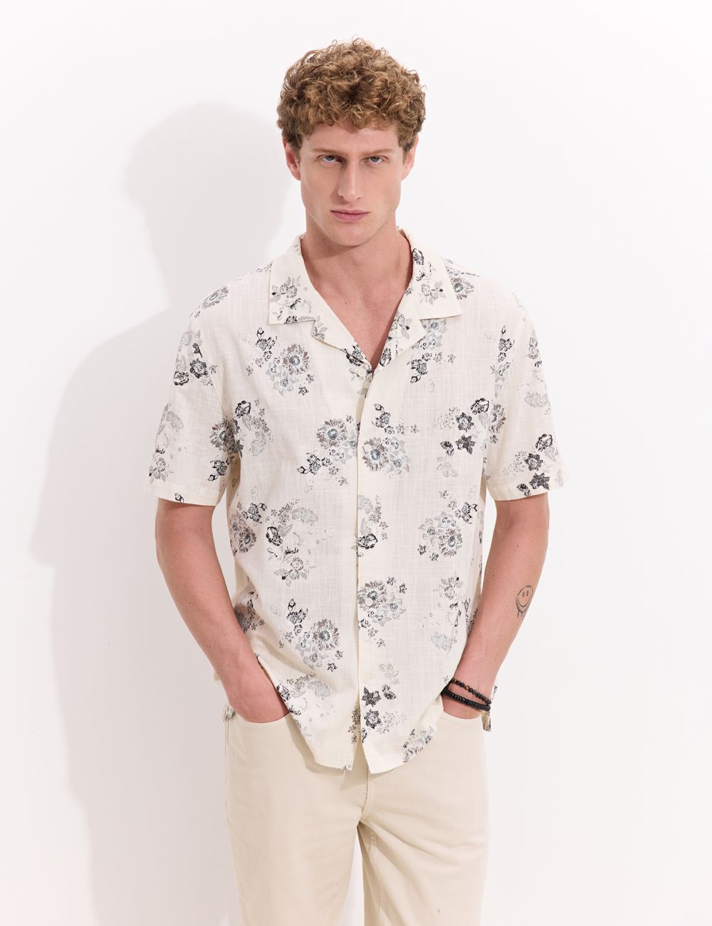 מכופתרת עם הדפס ורקמה