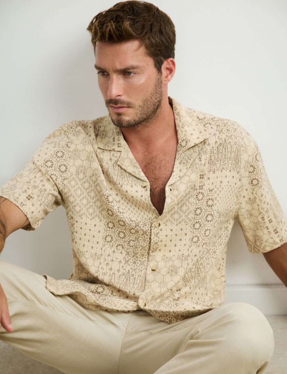 מכופתרת מודפסת