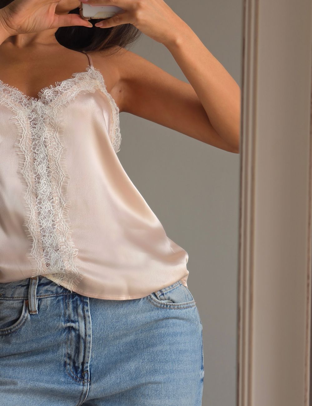 גופיית סאטן עם כפתורים בגימור תחרה