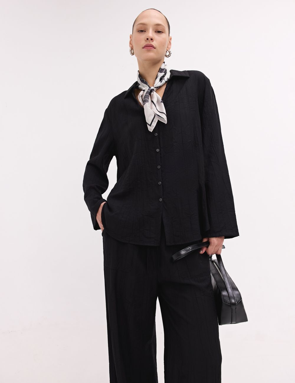 חולצה מכופתרת מבד מקומט