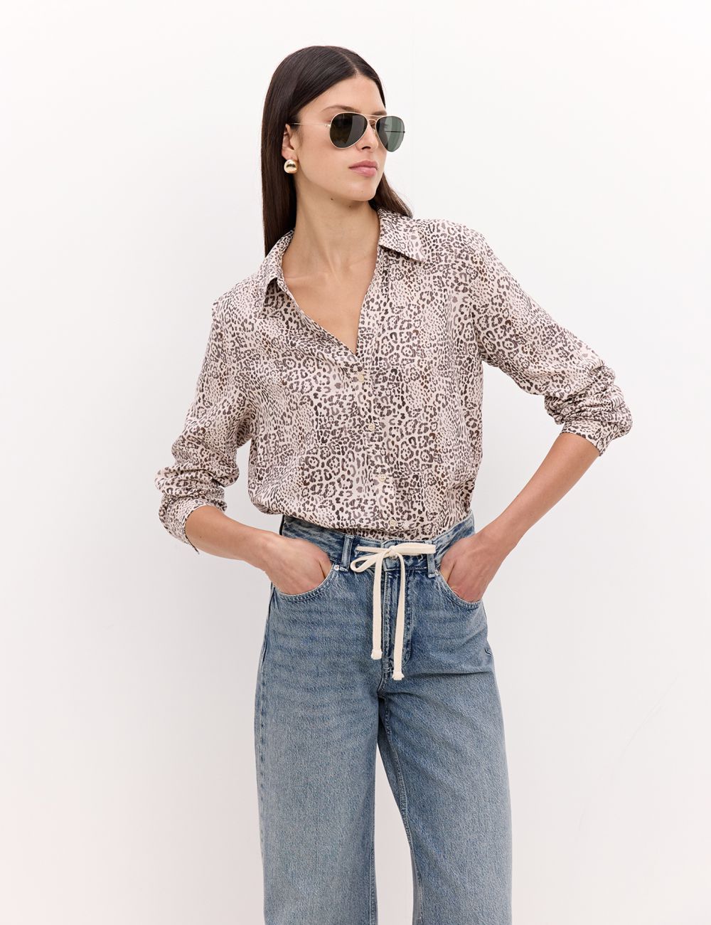 חולצה מכופתרת במראה פשתן עם צווארון פתוח