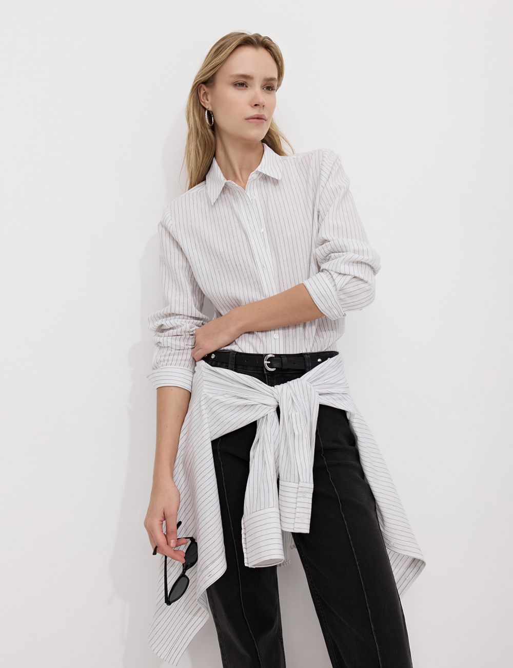 חולצה מכופתרת קלאסית במראה פשתן