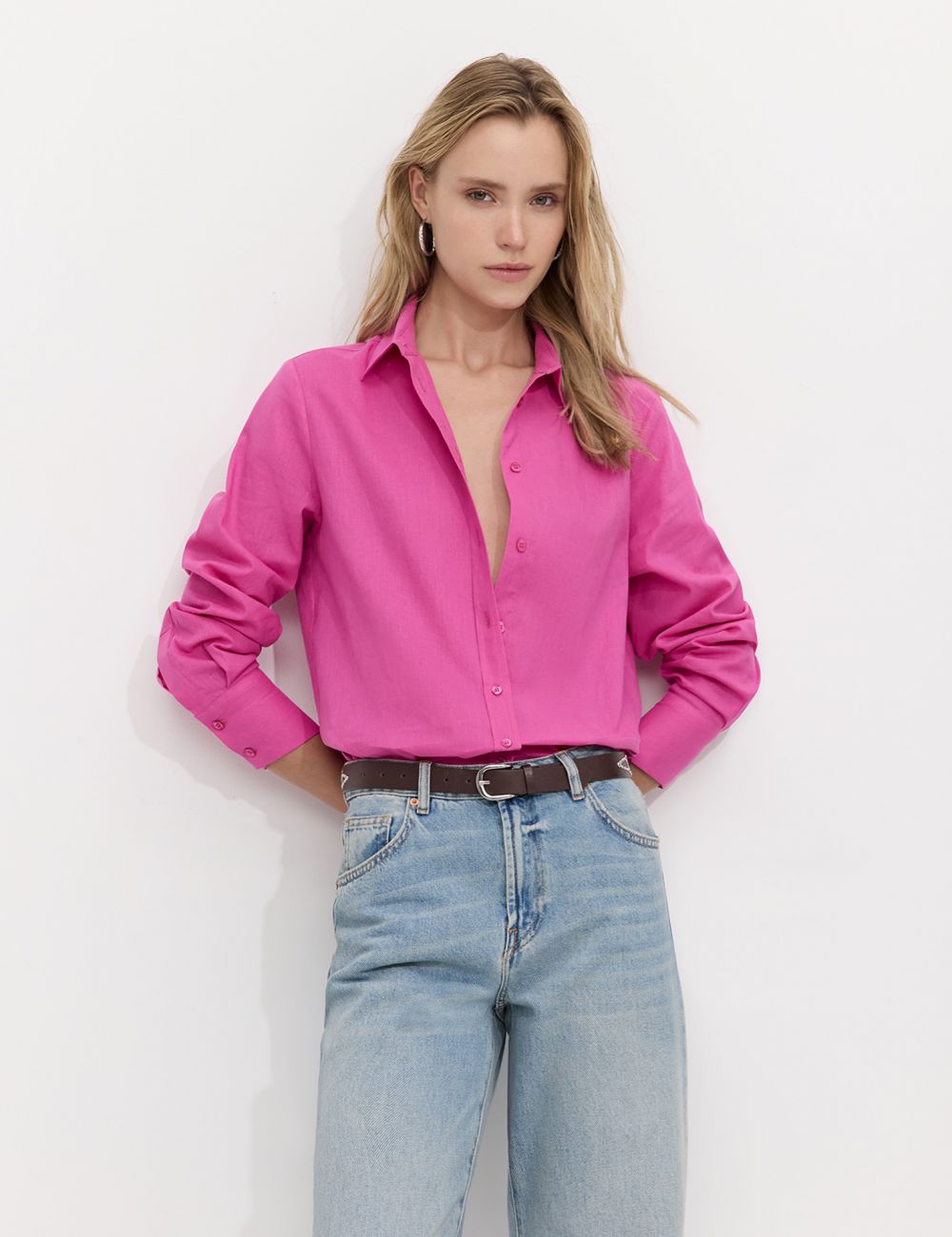 חולצה מכופתרת קלאסית במראה פשתן