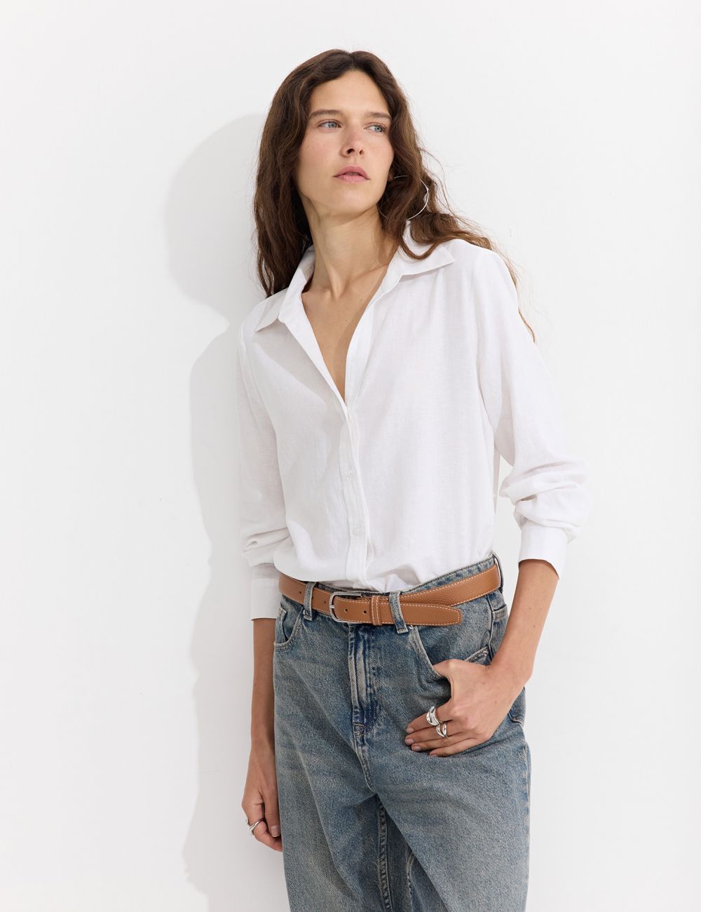 חולצה מכופתרת במראה פשתן עם צווארון פתוח