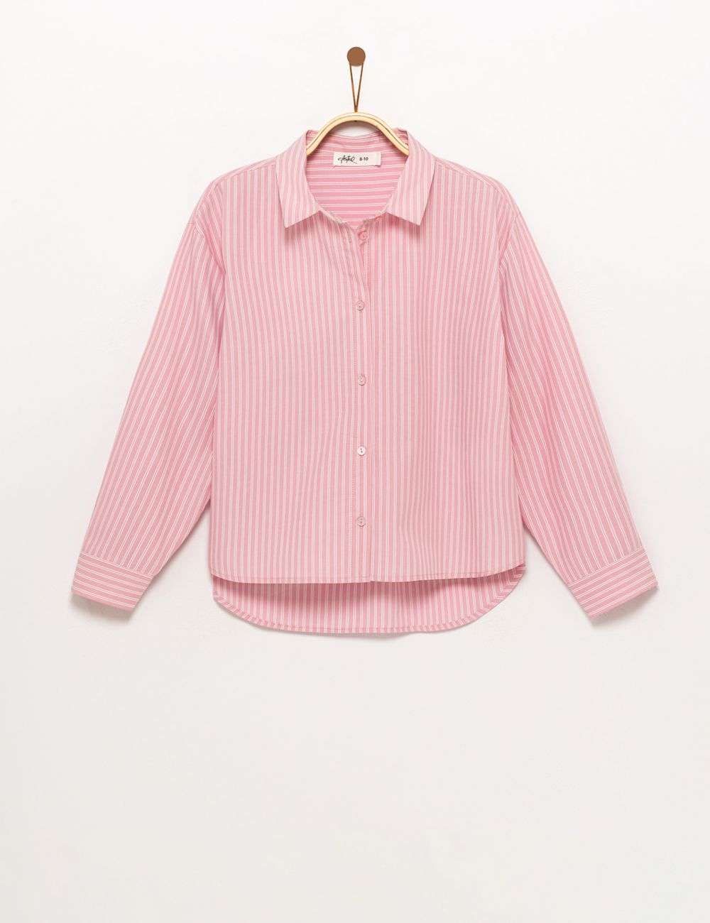 מכופתרת פסים