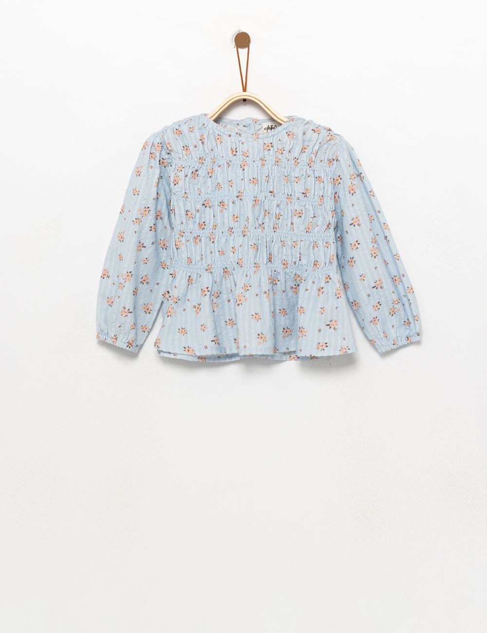 חולצה עם כיווצים