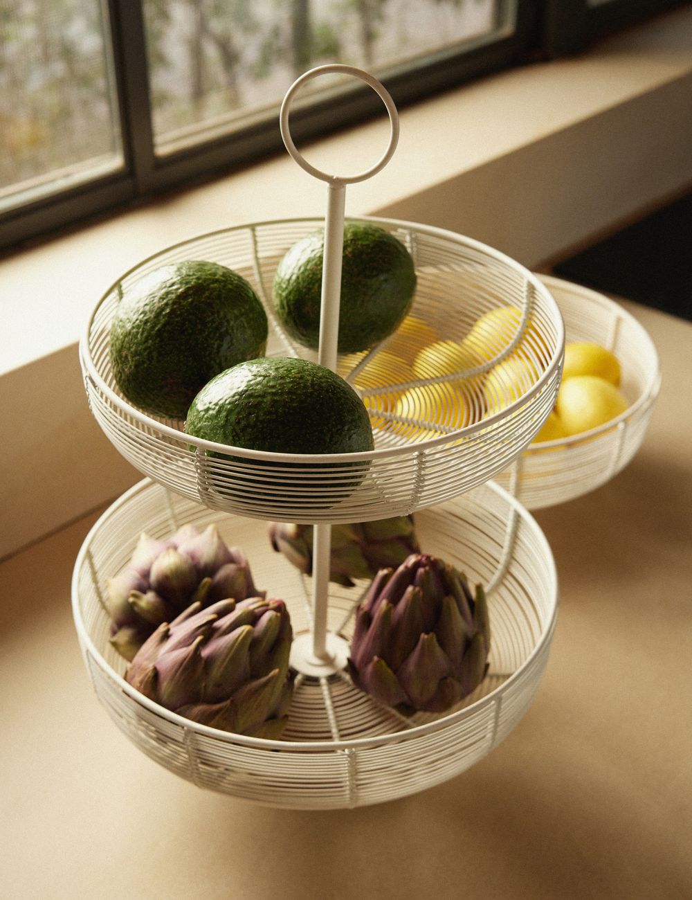 סלסלת פירות דו־קומתית עץ וברזל