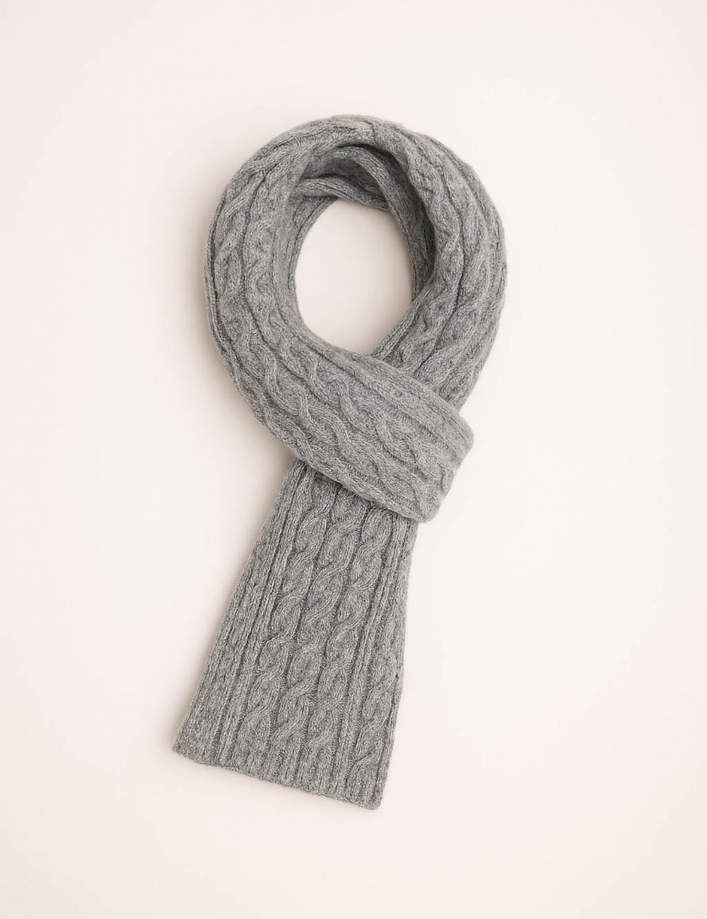 צעיף בטקסטורת צמות