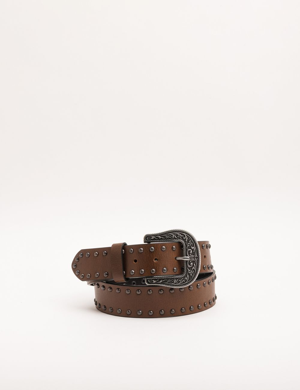 חגורה מעור עם ניטים