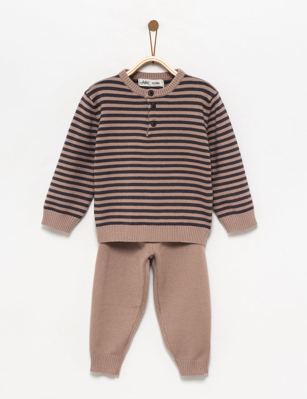 חליפת פסים סרוגה