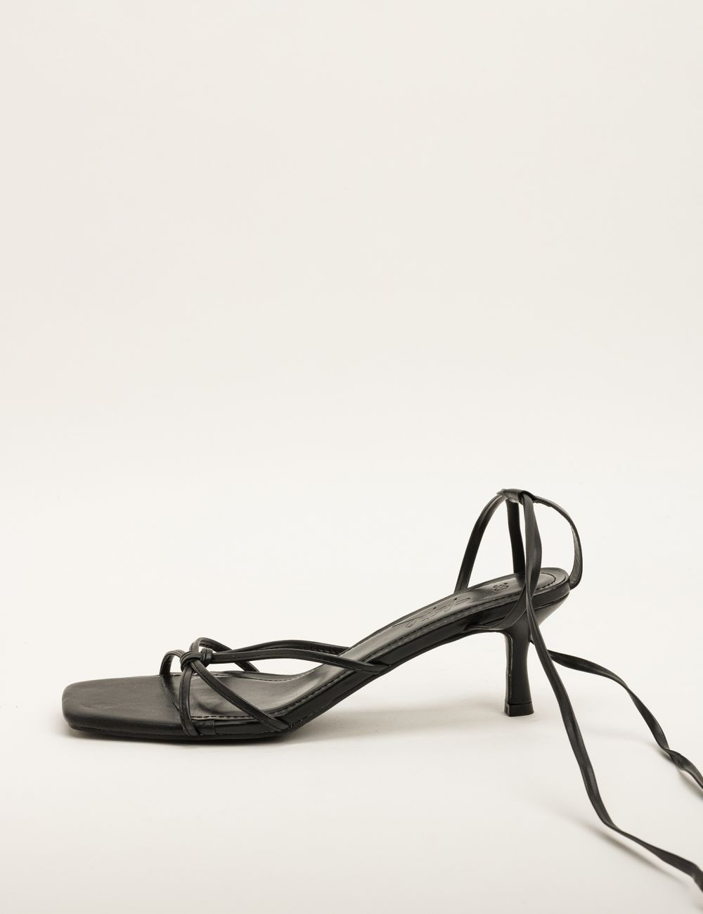 סנדלי עקב בשילוב קשירה