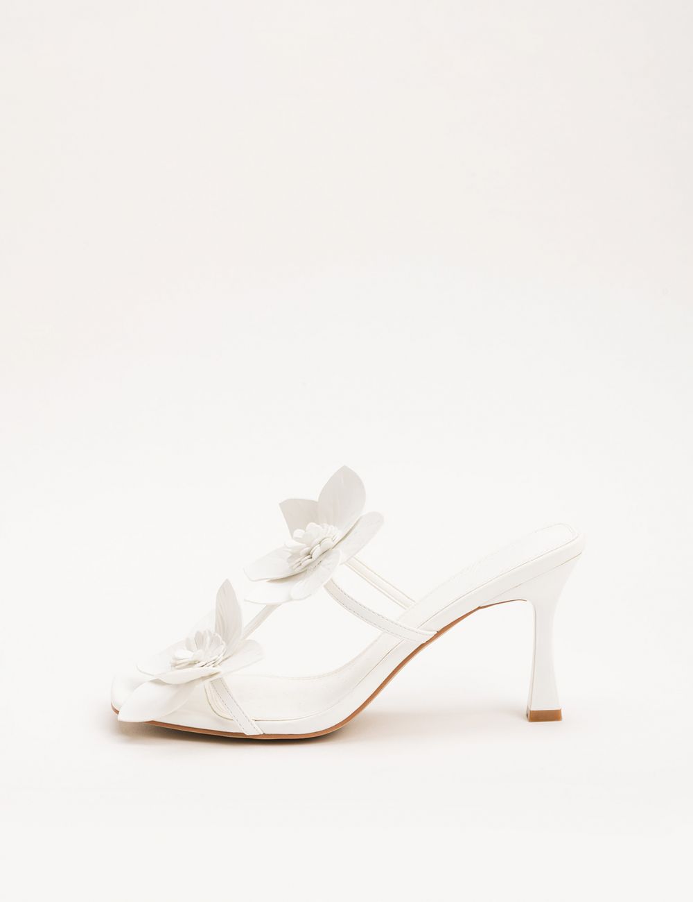 נעל עקב עם עיטורי פרחים