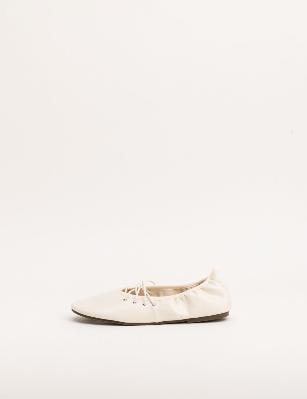 בלרינה שטוחה עם שרוכים דקורטיביים