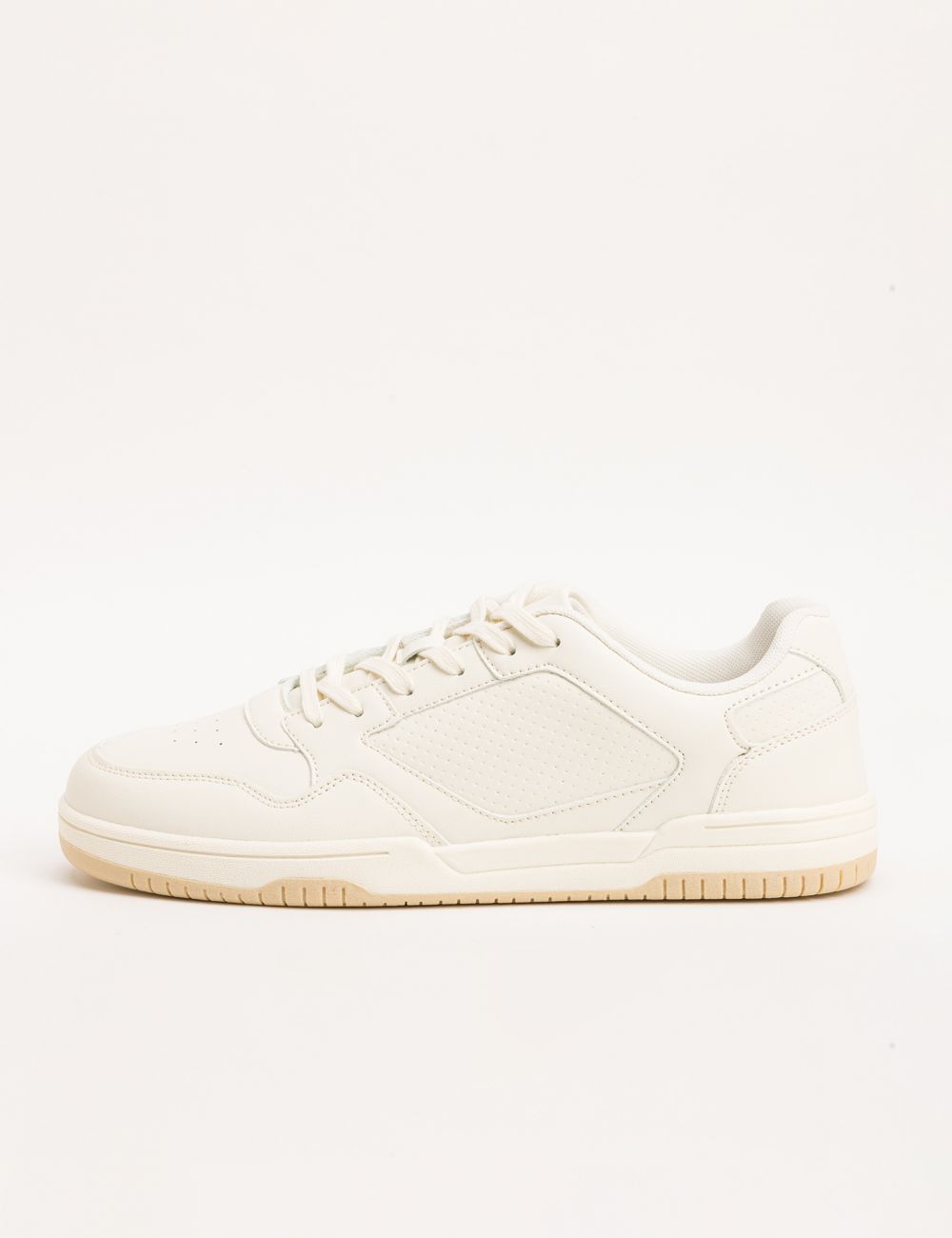 סניקרס עם חיתוכים