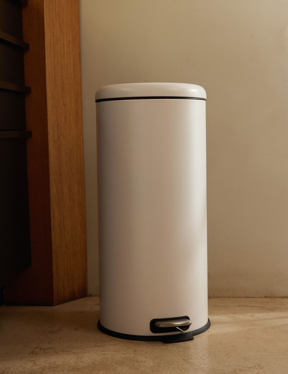 פח אשפה עגול עם רגלית 30L