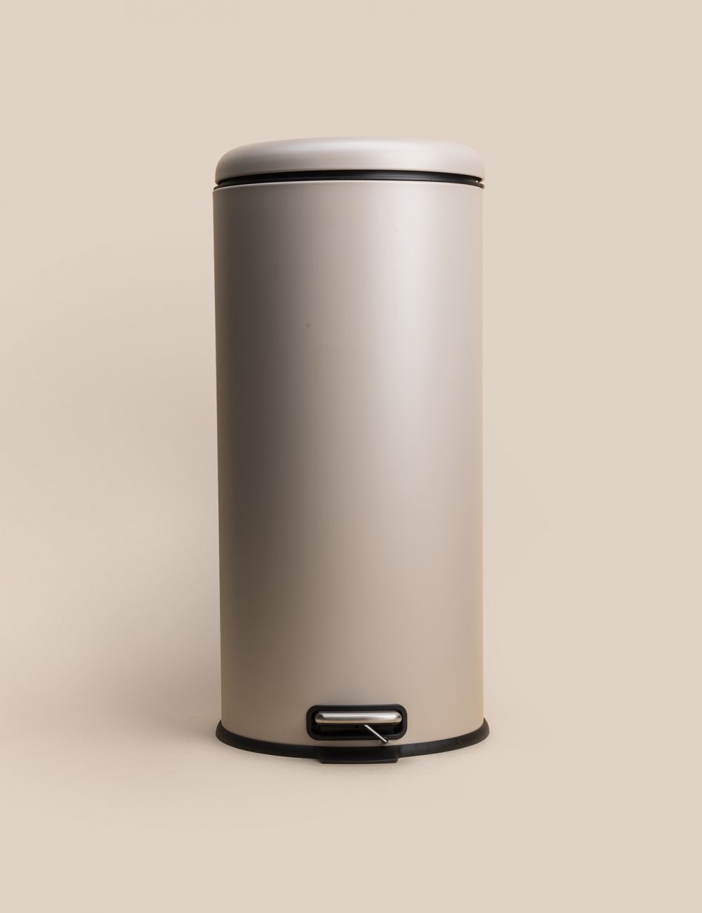 פח אשפה עגול עם רגלית 30L