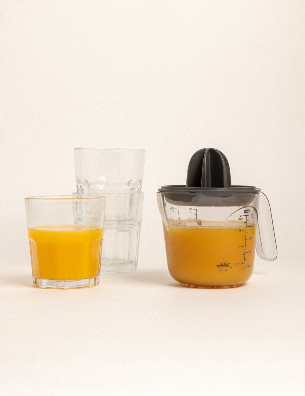 מסחטה עם כוס מדידה