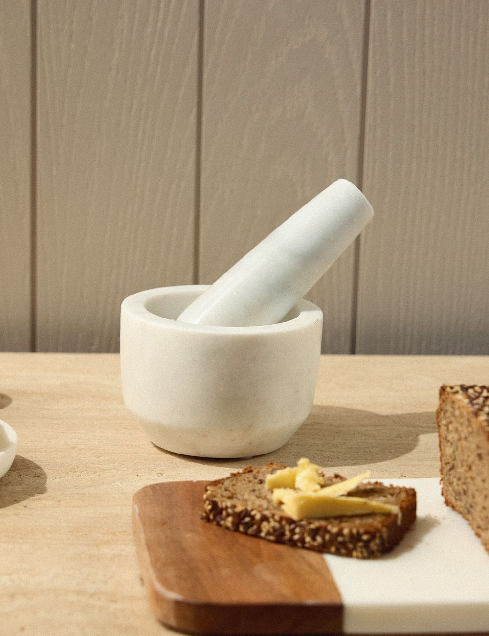 מכתש ועלי משיש לבן