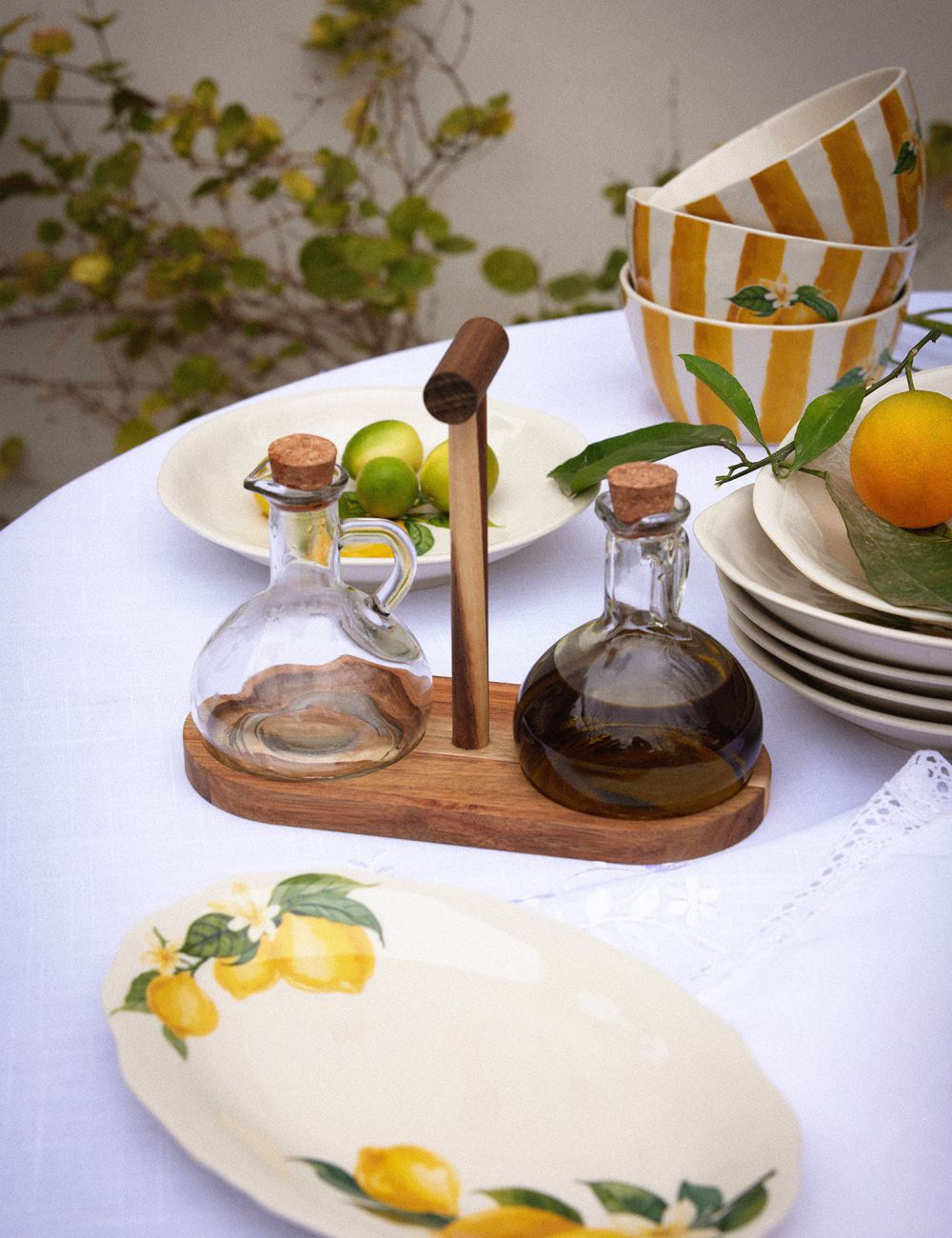 סט שמן חומץ מזכוכית על מגש עץ