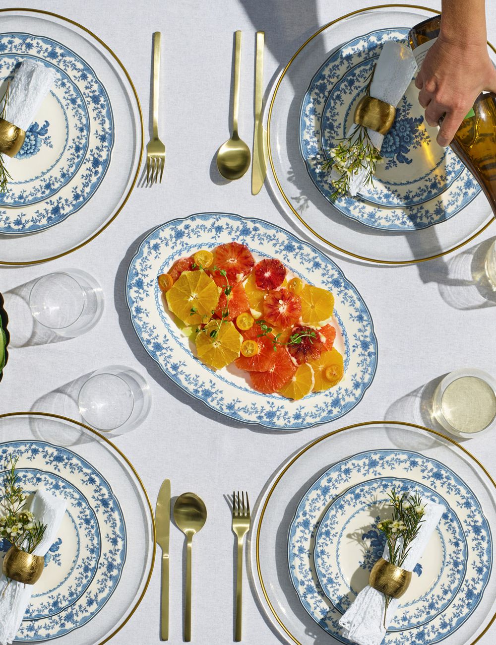 צלחת הגשה אובלית פרחים כחולים ויטנג 34X24.5CM